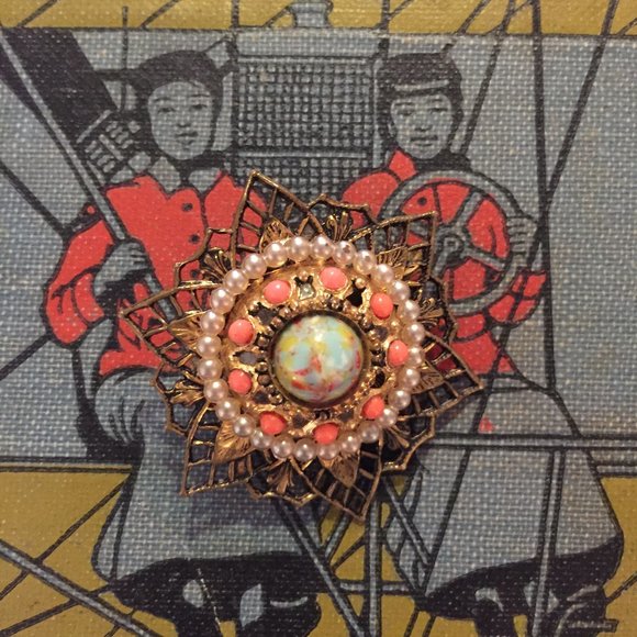 Vintage multi-layered and colored brass pin - Picture 4 of 7